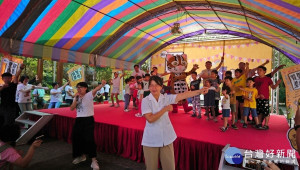 育秀石虎團隊帶動小朋友表演。〈記者吳素珍攝〉