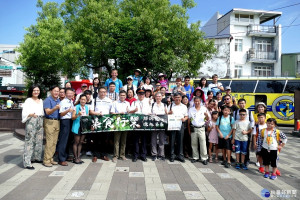 南投縣集集鎮以綠蔭鐵道裡的遊憩樂活小鎮獲選南投縣經典小鎮，6日上午在火車站前舉行「集食行樂-搭總達 遊趣集集」體驗啟用典禮，邀遊客搭公共運輸體驗集集小鎮美麗的風景及品嘗當地傳統美食。