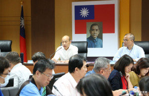 高雄市長韓國瑜出席主持市府道安會報。