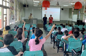 宏仁所長蔡瑞彬主動走進校園宣導防毒、拒毒及反暴力與配戴安全帽等基本交安知識，希望學童與家長都能重視行的安全。