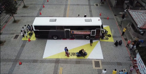 大型車視覺死角多　中市大學生親身體驗（圖／台中市政府提供）