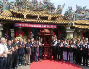 北港朝天宮第3代祖媽鸞轎竣工圓造，由董事長蔡咏鍀率全體董監事及各界代表向媽祖上香祝禱，再由住持師父誦經祈福，宣告正式接班。