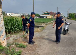 為預防連假期間交通出「撞況」，北港分局長王立德前往易發生事故現場會勘，規劃防制及宣導作為。（記者陳昭宗拍攝）