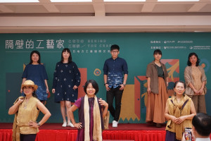 各社區代表作走秀，展示多元創作。（工藝中心提供）