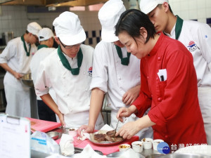 法式主廚指導學生。林重鎣攝