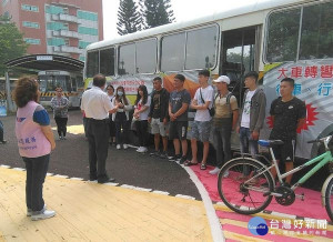 雲林監理站為建立駕駛人的防禦駕駛觀念和提升正確交通安全常識，除辦理安全課程講習外，亦帶領考生體驗「大型車視野死角暨內輪差」。