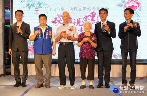 口湖鄉公所舉辦「金鑽婚表揚活動」，長輩佳偶攜手走紅毯，儀式隆重溫馨，讓家屬親友見證長輩們牽手一甲子的幸福。