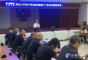 北港警分局為強化警勤區執行勤區查察之技能，辦理「1家戶訪查總測驗暨戶口勤、業務講習」，縣警局防治科長曾朝暉率員列席指導並親自授課。
