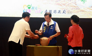 林明溱縣長為茶博主持開茶儀式，傳承予在地青農。（記者扶小萍攝）