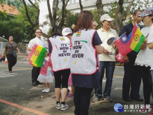 國會政黨聯盟南投縣宗教黨部在中興新村茶業博覽會活動中，發送一千面的國旗跟黨旗。(圖/記者賴淑禎攝)