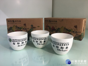 茶博紀念杯僅售10元，既環保又增值。（記者扶小萍攝）