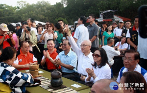 吳敦義伉儷回南投參觀茶博不時為台上表演者加油。（記者扶小萍攝）