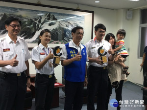 林縣長表揚兩位世界賽冠軍選手。（記者扶小萍攝）