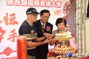 縣長林明溱與來自中寮鄉的鑽石婚代表廖三郎、李寶瓊夫婦，一同切蛋糕。