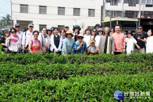 佛光山人間大學茶藝社學員參訪名間茶區。（記者扶小萍攝）