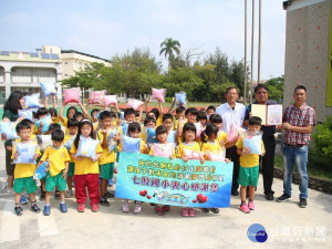 七股國小學生拉起布條感謝大豐製棉廠董事長徐忠祿。