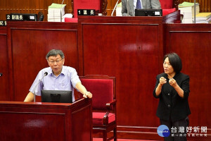 北捷擬取消齊頭式電子票證搭車8折優惠，改採「忠誠回饋」的優惠手法。對此，台北市長柯文哲17日在議會進行專案報告時表示，捷運優惠已到了該整頓的時候了。（圖／台北市政府秘書處媒體事務組）