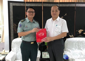 雲林縣後備指揮部指揮官林鼎育上校等前往雲林縣警察局拜會局長顏旺盛，就軍警合作相關議題進行交流，場面熱絡。（