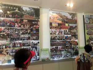 相遇拾穗展歷年活動照片歡迎遊客尋找自己。（記者扶小萍攝）