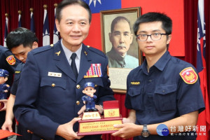 表揚好人好事員警。