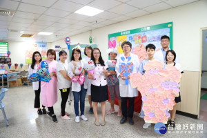 麻豆新樓醫院唐秋敏副院長(又四)帶領全院同仁響應病安活動。