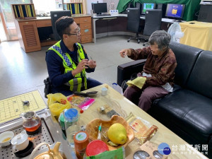 羅姓老嫗走失，大溪永福派出所細心照顧下，由其家屬領回。
