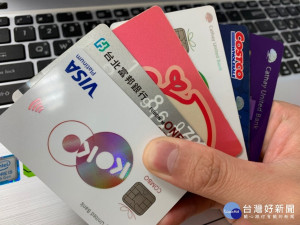 自從「雙11」購物節的風潮吹進台灣後，每年當天的網購消費金額屢創新高，而身為網購必備工具的各大信用卡發卡銀行今(2019)年也加入戰局，紛紛祭出超值好康搶客戶。（圖／Mike攝）