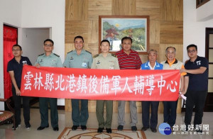 中區後備指揮部指揮官馬家龍少將與雲縣後備部指揮官林鼎育上校訪視海線後備軍人輔導中心，感謝各輔導中心長期支持推動各項國防政策。