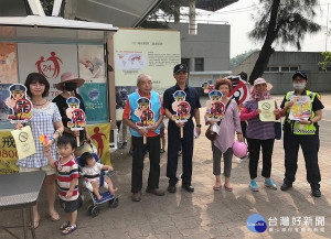 副分局長吳柏源率犯罪預防宣導團配合反毒行動巡迴列車，透過毒害影像展示及提供真實案例，使民眾獲得多元防制知識及求助資源管道，深化基層反毒教育。