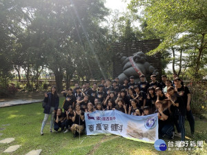 關西高中一年級同學抵南投豬樂園參訪。（農產公司提供）