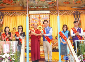 行動佛殿59站桃園中壢，立法委員陳學聖(中)表示，一年後行動佛殿環島再次來到桃園，非常讚佩上師恆性嘉措仁波且的大悲行舉，此次將在桃園舉辦七場法會，為桃園帶來福報。