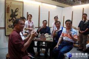 馬英九在凍頂茶席館內品南投好茶。（記者扶小萍攝）