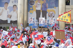 韓國瑜今前往李武龍競選總部站台。