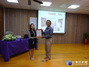 塭內國小傑出校友黃柏棋(右)回母校與師生分享，校長陳沅頒發感謝狀。