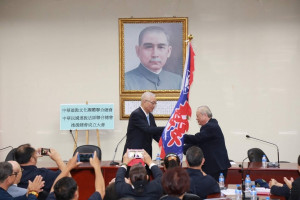 近期國民黨將展開不分區立委提名作業，外傳黨主席吳敦義將納入「不分區立委安全名單」，名次可能在第7名～第11名。對此，吳敦義本人表示，將依黨內中常會規定再做各種考慮。（圖／國民黨）
