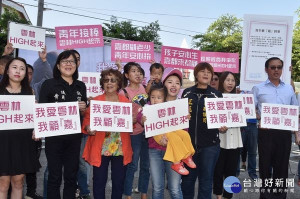立委參選人張嘉郡公布長照及育兒政策，並承諾當選立委後，將積極向中央爭取6歲以下幼兒「育兒經費」與照顧長者的「長照經費」，讓年輕人能安心努力打拚事業。