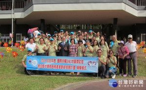 台中南區扶輪社友與3416總監謝東隆抵清水國小參訪。