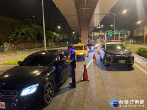 北市警局添購「肩燈」　強化員警夜間執勤安全