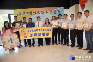 中寮鄉各校與草屯土城國小感謝長春高球協會的幫助。（教育處提供）