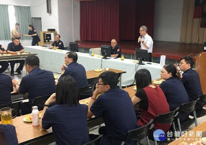 北港分局長王立德利用聯合勤教時間邀請仁一醫院院長李俊億與慈濟師兄姐分享健康保健等方法，並表揚維護治安績優人員，激勵員警工作士氣。