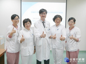 失智共同照護中心團隊，神經內科吳明修主任(左三)。