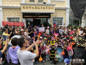 高市大寮戶所與卡爾頓幼兒園聯手舉辦「萬聖節-不給糖就搗蛋」活動。