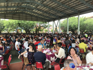 雞肉饗宴席開百桌。