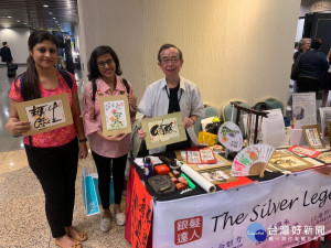 中市銀髮達人展技藝　百款書法創作驚艷國際