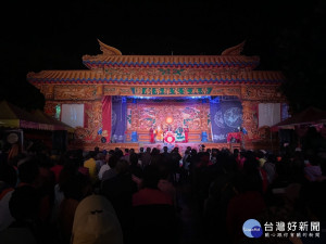 中壢仁海宮廟前廣場演出客家經典大戲《狄青征西》，吸引眾多民眾前往欣賞精緻客家大戲。

