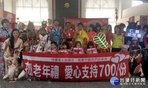 華山基金會與仁義幼稚園五育高中籲大家支持年禮助獨老。（記者扶小萍攝）