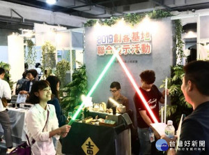 民眾體驗勞動部創客作品，玩得不亦樂乎。