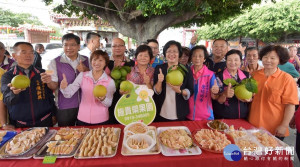 縣長王惠美與花壇鄉長顧勝敏為花壇西施柚產業文化活動宣傳。圖／記者鄧富珍攝