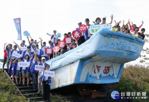 永豐證券與雲林家扶親子在「台西海口生活館」舉行海洋生態教育活動，共同響應世界地球日。