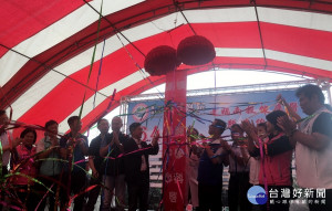林縣長等來賓為南投醫院核子醫學科、高壓氧中心揭牌。（記者扶小萍攝）